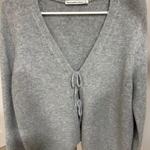 EUC Abercrombie & Fitch Light Gray V-Neck Sweater Sz L